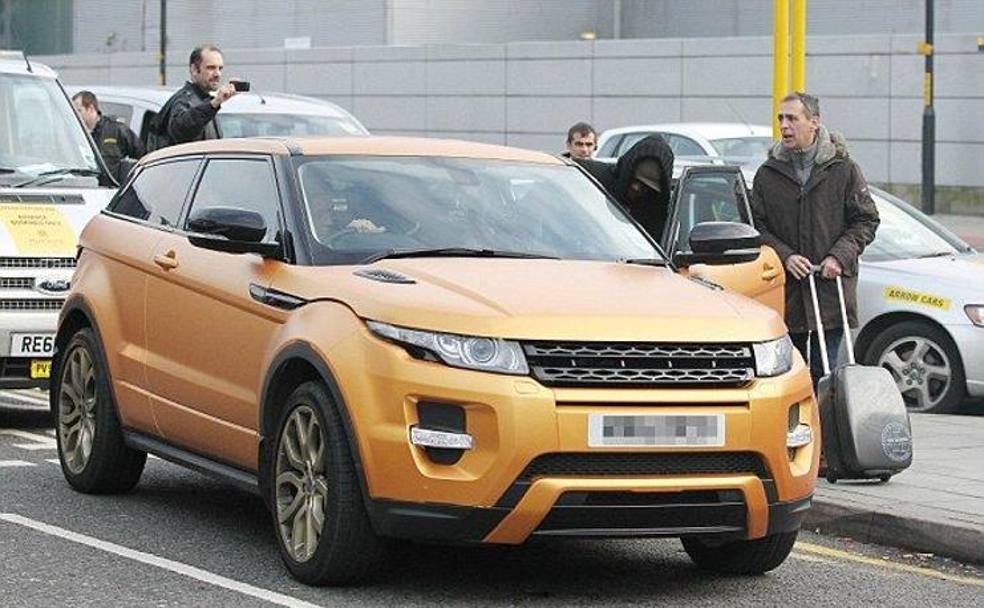 Range Rover Evoque.  Mario ha  fatto verniciare il suo  Range Rover bianco, del costo di 68mila euro, in un&#39;auto che sembra luccicare d&#39;oro: un tocco di classe. 